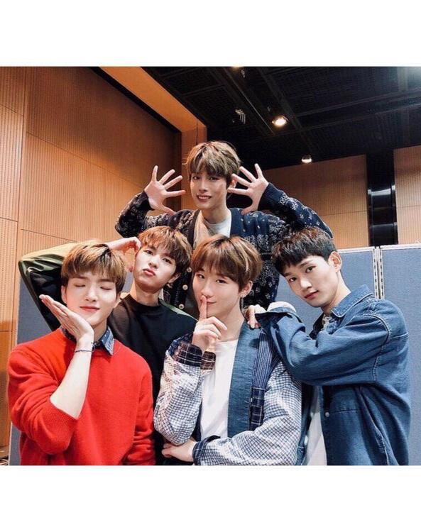 Todos los miembros de la banda coreana W24. De izquierda a derecha: Howon, Jiwon (Exmiembro), Aaron, Yunsoo y Jonggil (Arriba).